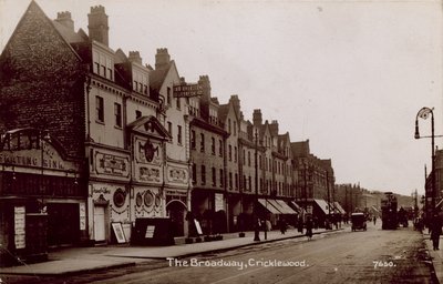 The Broadway, Cricklewood, Londres de English Photographer
