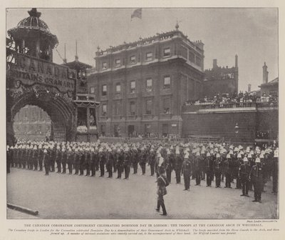 El contingente de coronación canadiense celebrando el Día del Dominio en Londres, las tropas en el Arco Canadiense en Whitehall de English Photographer
