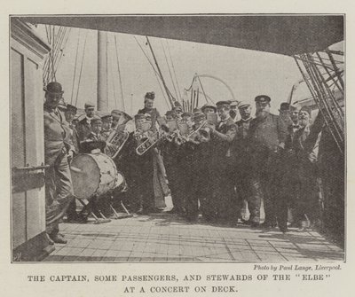 El capitán, algunos pasajeros y camareros del Elbe en un concierto en cubierta de English Photographer