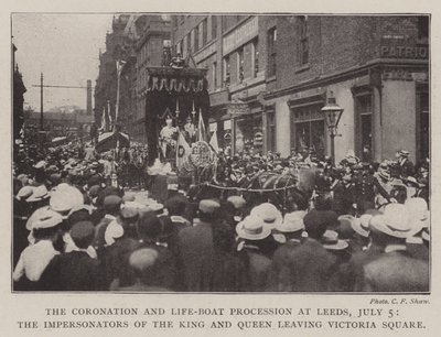 La coronación y la procesión del bote salvavidas en Leeds, 5 de julio, los imitadores del Rey y la Reina saliendo de Victoria Square de English Photographer