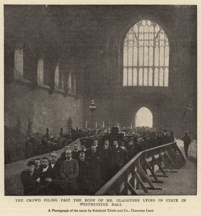 La multitud pasando junto al cuerpo del Sr. Gladstone en estado en el Salón de Westminster de English Photographer