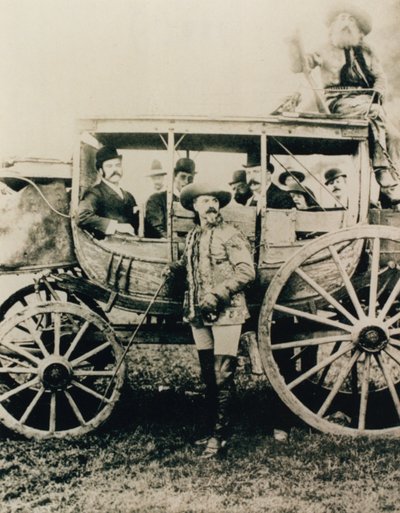 La diligencia de Deadwood en Londres - Buffalo Bill de pie, John Nelson en la caja de English Photographer