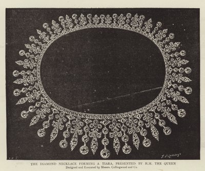 El collar de diamantes que forma una tiara, presentado por SM la Reina de English Photographer