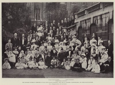 La duquesa viuda de Abercorn, en su octogésimo segundo cumpleaños con sus 101 hijos, nietos y bisnietos de English Photographer