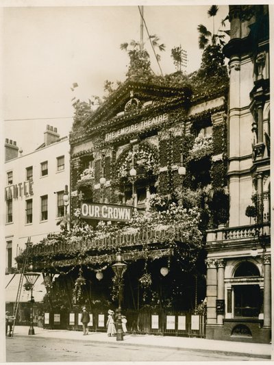 Teatro Empire, Leicester Square, Londres, decorado para el Jubileo de Diamante de la Reina Victoria, junio de 1897 de English Photographer