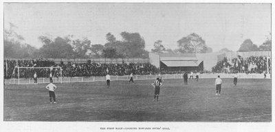 La primera mitad - Mirando hacia la portería de los Spurs, 1899 de English Photographer