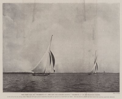 La primera navegación del Shamrock II, el nuevo retador liderando al Shamrock I en el agua de Southampton de English Photographer