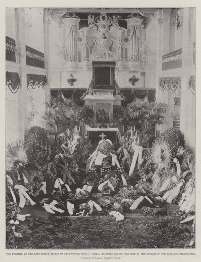 El funeral del difunto Príncipe Alfredo de Sajonia-Coburgo-Gotha, tributos florales alrededor del féretro en la iglesia del Schloss Friedenstein de English Photographer