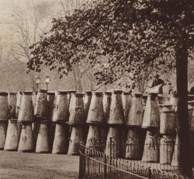 La huelga general de 1926, el depósito de leche en Hyde Park, Londres de English Photographer