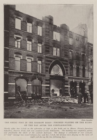 El gran incendio en Harrow Road, bomberos actuando sobre las ruinas el día después del incendio de English Photographer