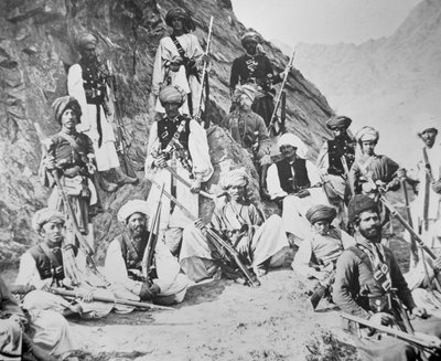 El Khan de Lalpura con algunos de sus guerreros (foto en blanco y negro) de English Photographer