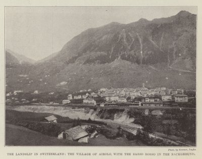 El deslizamiento de tierra en Suiza, el pueblo de Airolo, con el Sasso Rosso al fondo de English Photographer