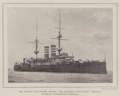 El Buque de Guerra Más Grande a Flote, el Acorazado Japonés Mikasa entrando en el Puerto de Portsmouth de English Photographer