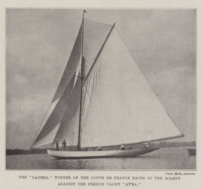 La Laurea, ganadora de las carreras Coupe de France en el Solent contra el yate francés Anna de English Photographer