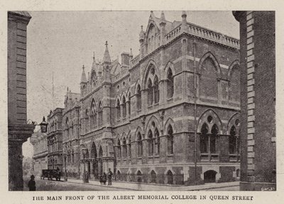 La fachada principal del Albert Memorial College en Queen Street de English Photographer