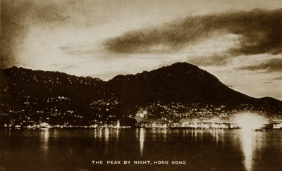 El Pico de noche, Hong Kong, de un álbum de fotografías relacionadas con el servicio de Pte H. Chick, 1940 de English Photographer