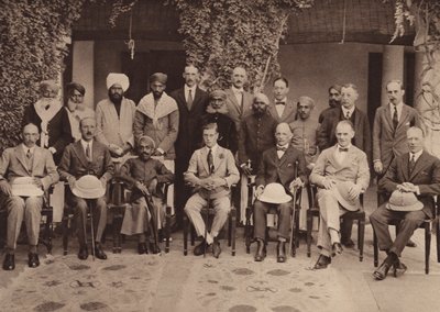 El Príncipe y el Maharajá Kumar en la Residencia, Udaipur (foto b/n) de English Photographer