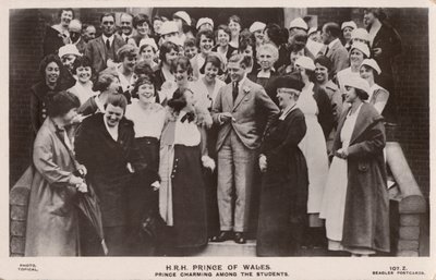 El Príncipe de Gales (luego Rey Eduardo VIII), con un grupo de estudiantes femeninas de English Photographer