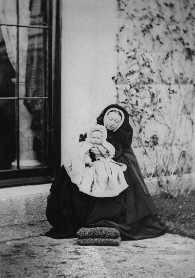 La Reina y la Princesa Victoria de Hesse, 1863 de English Photographer