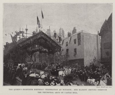 Celebración del octogésimo cumpleaños de la Reina en Windsor, Su Majestad pasando por el Arco Triunfal en Castle Hill de English Photographer