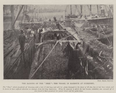 El levantamiento del Ibex, el buque en el puerto de Guernsey de English Photographer