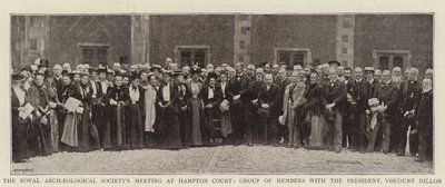 La Reunión de la Sociedad Arqueológica Real en Hampton Court, Grupo de Miembros con el Presidente, Vizconde Dillon de English Photographer