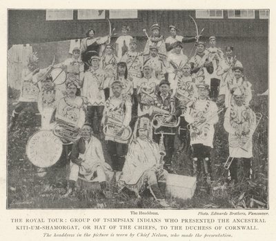 El tour real, grupo de indios Tsimpsian que presentaron el Kiti-um-Shamorgat ancestral, o Sombrero de los Jefes, a la Duquesa de Cornwall de English Photographer
