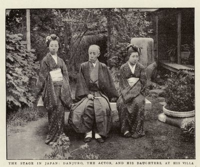 El escenario en Japón, Danjuro, el actor, y sus hijas, en su villa de English Photographer