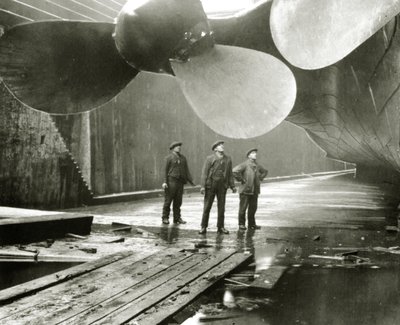 Las hélices del Titanic en el dique seco de Thompson de Harland & Wolff, Belfast, Irlanda, 1910-11 de English Photographer