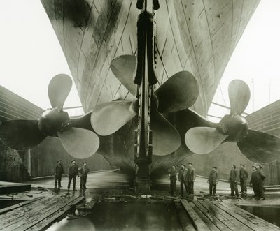 Las hélices del Titanic en el Thompson Graving Dock de Harland y Wolff, Belfast, Irlanda, 1910-11 de English Photographer