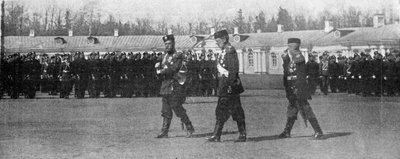 El Zar y el Gran Duque Michaelovitch caminando en el campo de desfile en San Petersburgo, ilustración de The King, 25 de mayo de 1901 de English Photographer