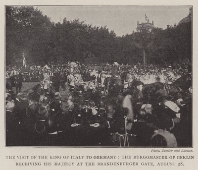 La visita del Rey de Italia a Alemania, el alcalde de Berlín recibiendo a su majestad en la Puerta de Brandenburgo, 28 de agosto de English Photographer