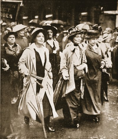 Manifestación por el "derecho a servir" de las mujeres: La Sra. Pankhurst y sus amigas, de "The Illustrated War News". de English Photographer