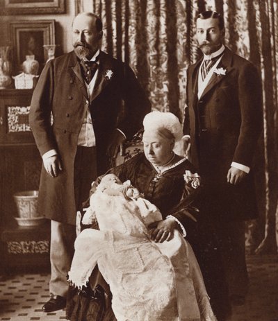 El bautizo del futuro rey Eduardo VIII, con la reina Victoria, el rey Eduardo VII y el rey Jorge V (fotografía en blanco y negro). de English Photographer