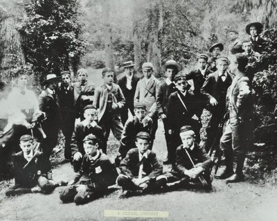 El primer viaje escolar de la Junta Escolar de Londres. Niños de Bell Road Higher Grade School, Peckham visitan una mina en el Bosque de Dean, 1896 de English Photographer