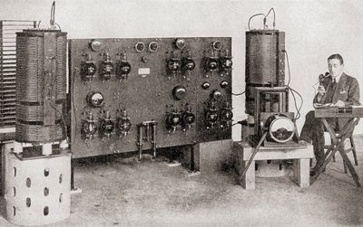 El primer transmisor de radiodifusión operado en Gran Bretaña, instalado en los Talleres Marconi, Chelmsford, en 1919 y 1920, de La Historia de Veinticinco Años, publicado en 1935 de English Photographer