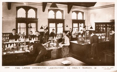 El gran laboratorio de química de la Escuela de San Pablo (foto en blanco y negro) de English Photographer
