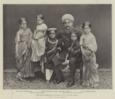 El difunto Maharajá de Mysore, GCSI, y su familia de English Photographer