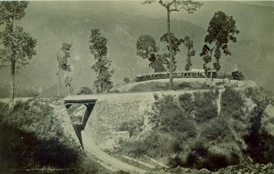 El bucle en Agony Point en Tindharia en el Ferrocarril Himalaya de Darjeeling, 1880s de English Photographer