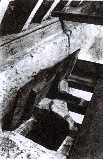 El escondite de los sacerdotes en una escalera en Sawston Hall diseñado y hecho por el mártir y santo jesuita, Nicholas Owen, c.1935 de English Photographer