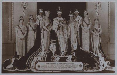 La familia real en sus túnicas de coronación (foto en b/n) de English Photographer