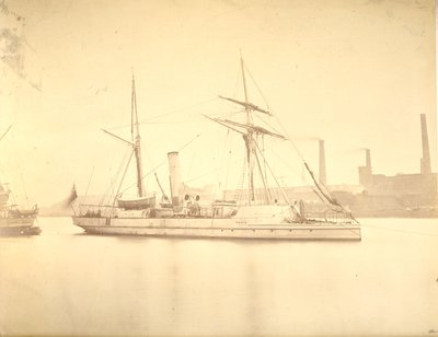 El lado de estribor del cañonero "Delta" amarrado en el río Tyne, c.1876 de English Photographer