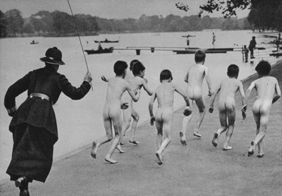 The ungentle shepherdess, Una escena al borde del Serpentine en Hyde Park, Londres (foto b/n) de English Photographer