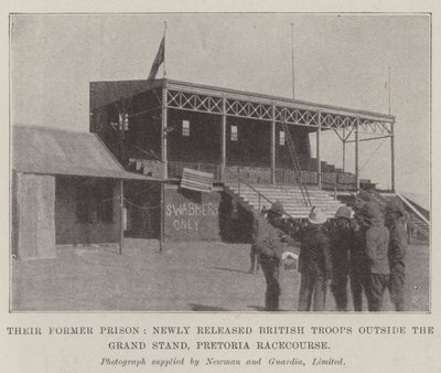 Su antigua prisión, tropas británicas recién liberadas fuera de la tribuna principal, hipódromo de Pretoria de English Photographer