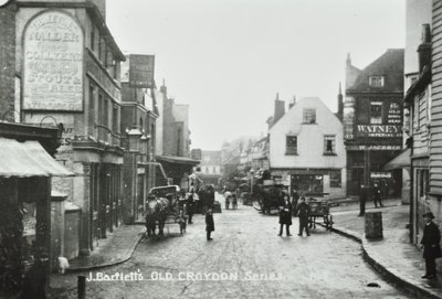 Three Tuns Old Kings Head, Surrey Street, Croydon: vista general, 1885 de English Photographer