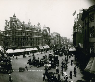 Tottenham Court Road desde Oxford Street, Londres de English Photographer