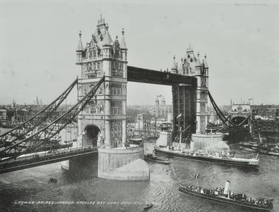 Tower Bridge el día de su inauguración, 1894 de English Photographer