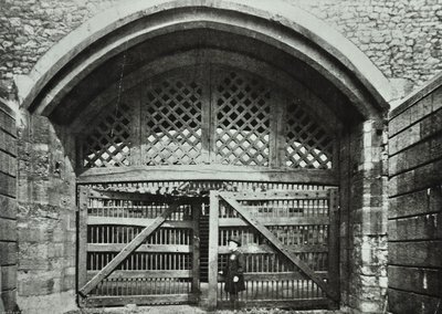 Torre de Londres, Tower Hill: Puerta de los Traidores, 1890 de English Photographer