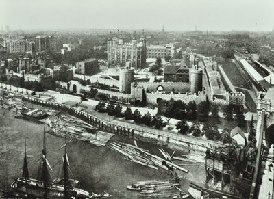 Torre de Londres, Tower Hill: desde Tower Bridge, 1890 de English Photographer