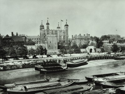 Torre de Londres, Tower Hill: desde el río, 1895 de English Photographer